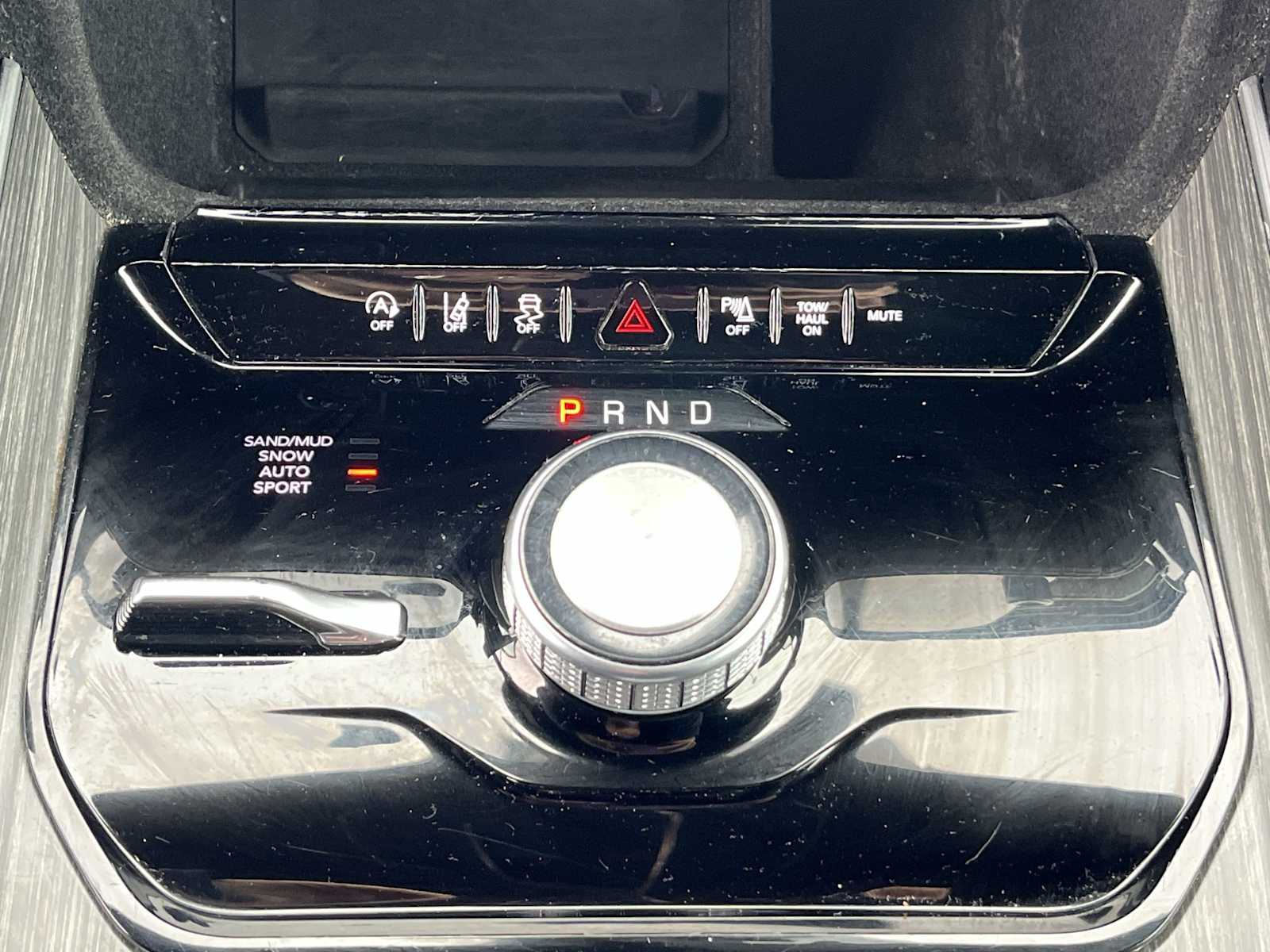 Thumbnail: 2023 Jeep Wagoneer - 17