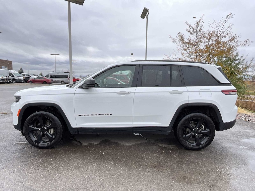 Used 2023 Jeep Grand Cherokee Laredo SUV