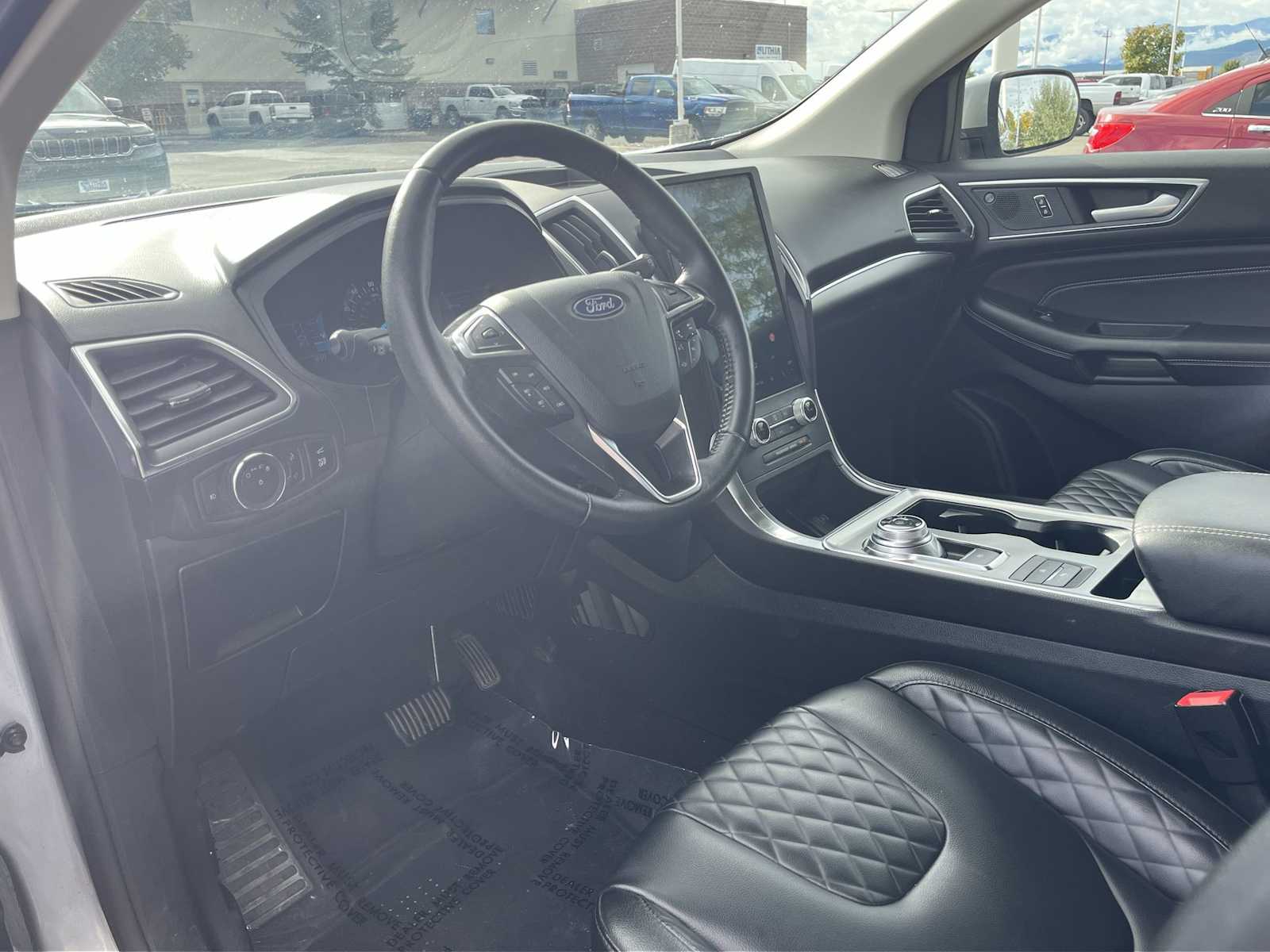 2024 Ford Edge Titanium photo 2