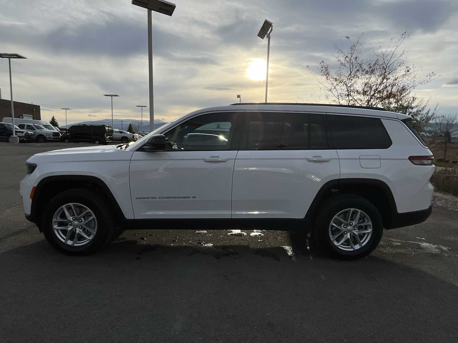 Thumbnail: 2025 Jeep Grand Cherokee - 3