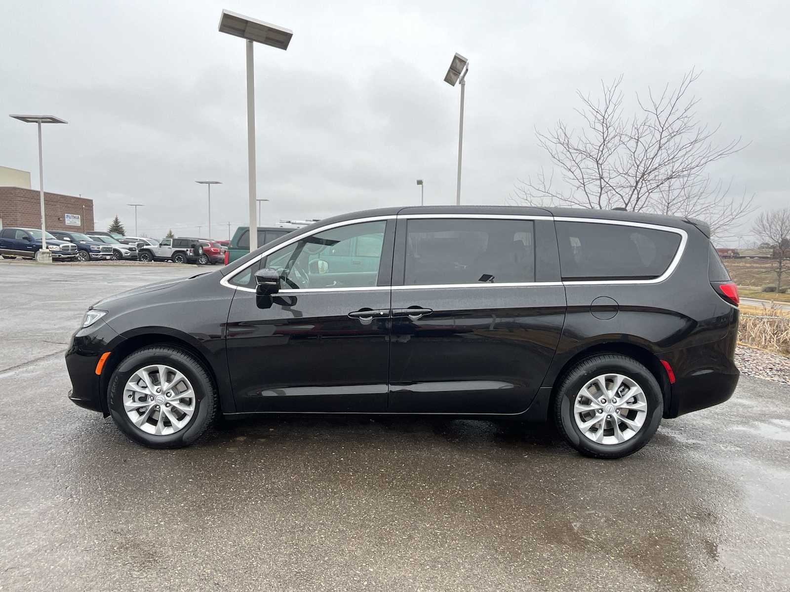 Thumbnail: 2026 Chrysler Pacifica - 3