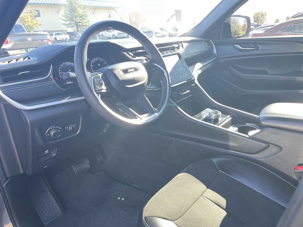 Used 2024 Jeep Grand Cherokee L Laredo SUV