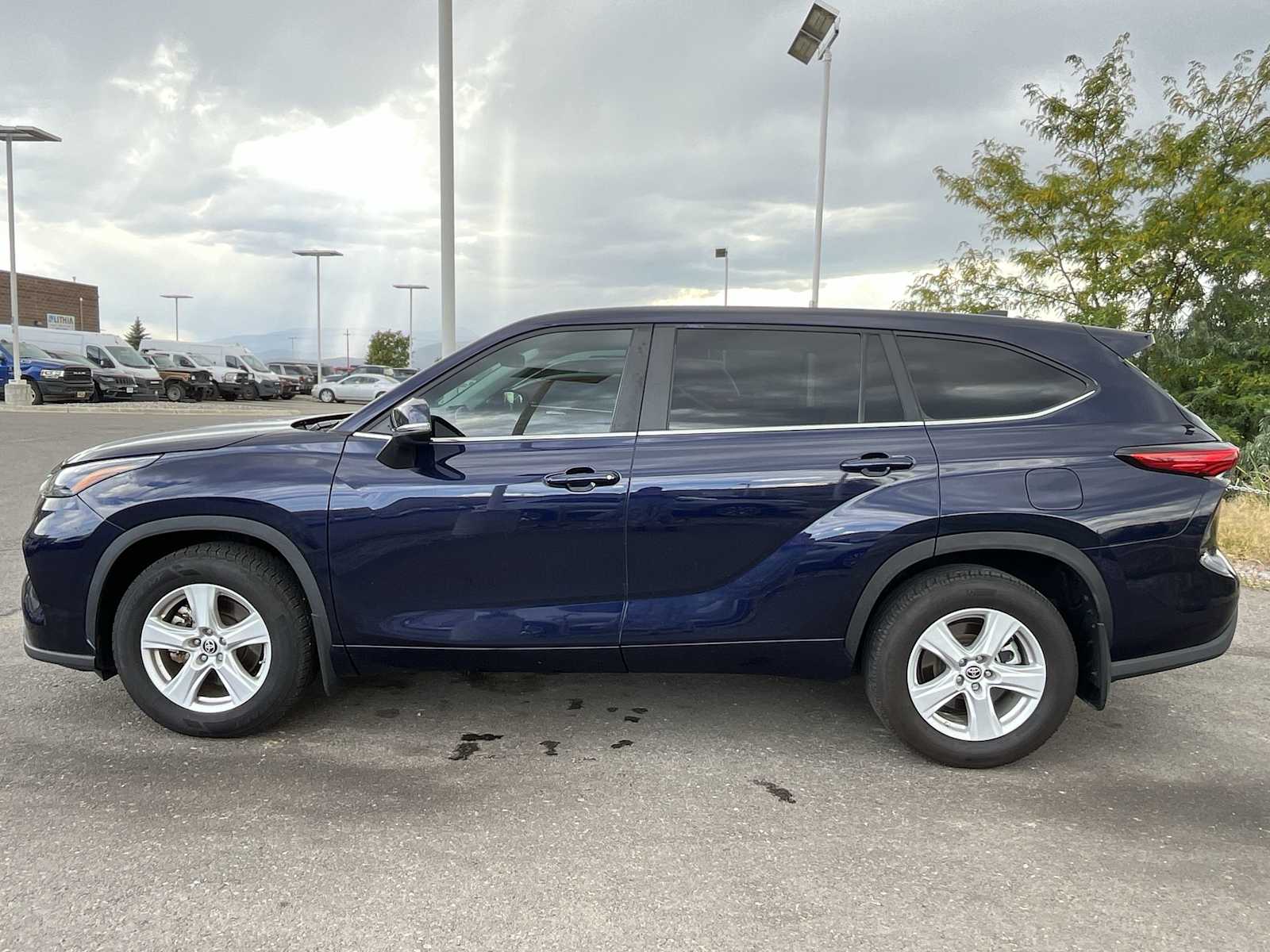 Thumbnail: 2023 Toyota Highlander - 3