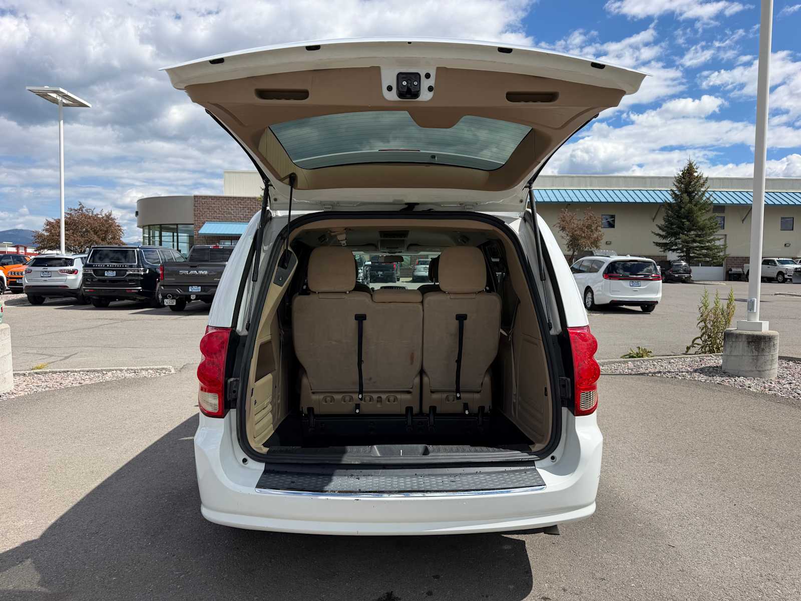 Thumbnail: 2016 Dodge Grand Caravan - 9