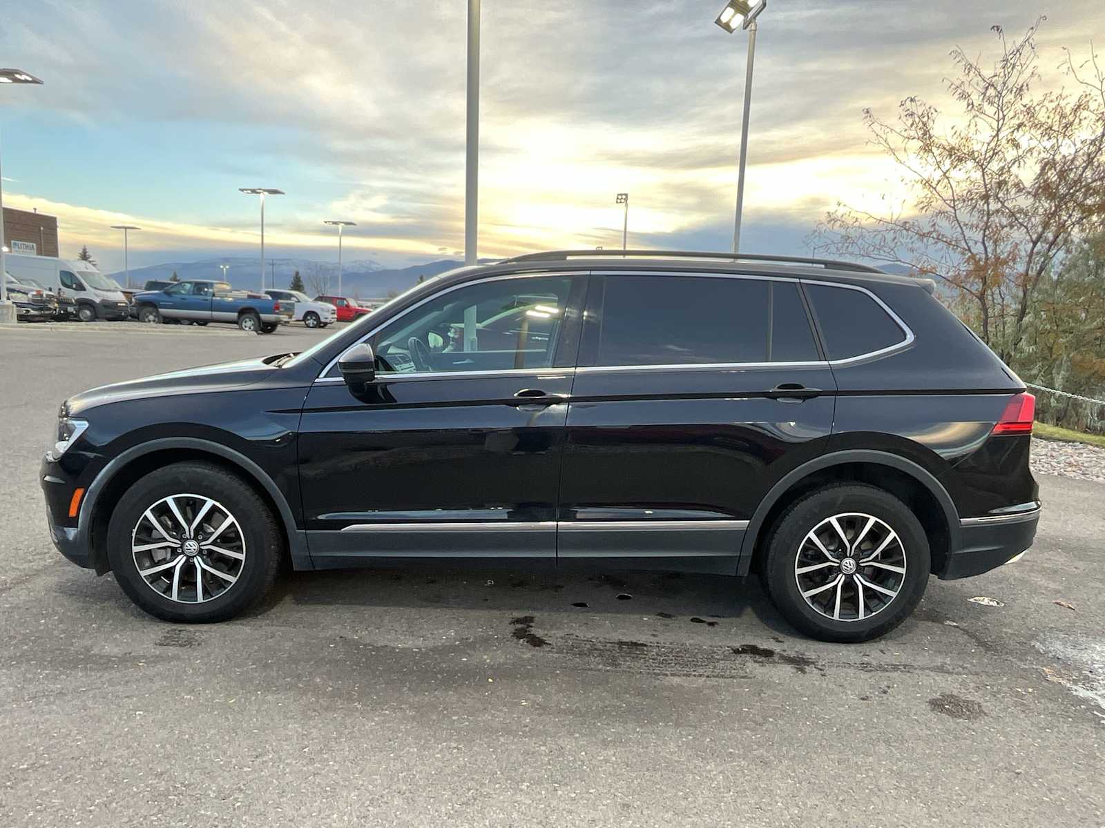 2021 Volkswagen Tiguan SE photo 2