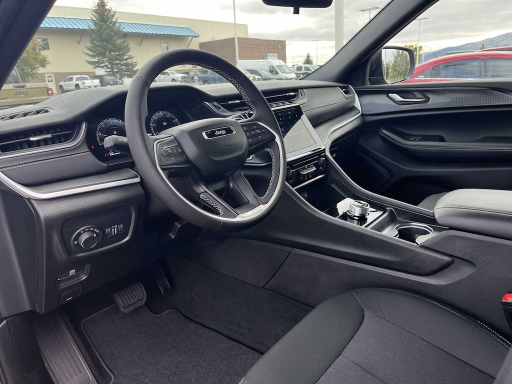 New 2025 Jeep Grand Cherokee LAREDO X 4X4 Sport Utility