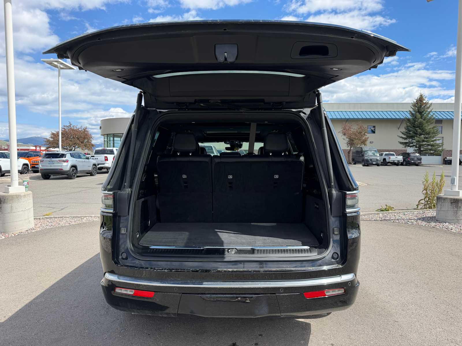 Thumbnail: 2022 Jeep Grand Wagoneer - 9