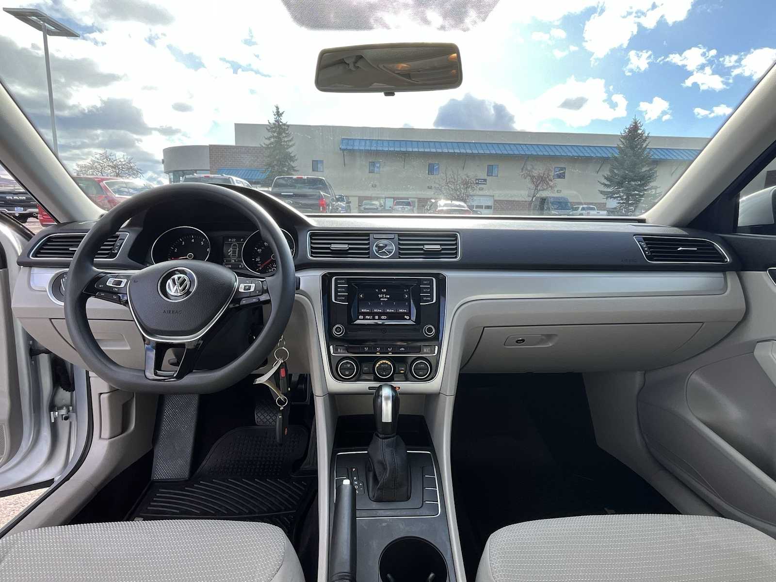 Thumbnail: 2017 Volkswagen Passat - 10