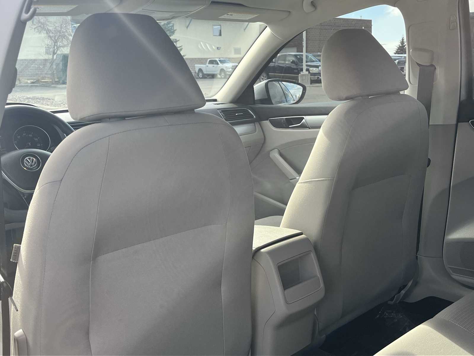 Thumbnail: 2017 Volkswagen Passat - 12