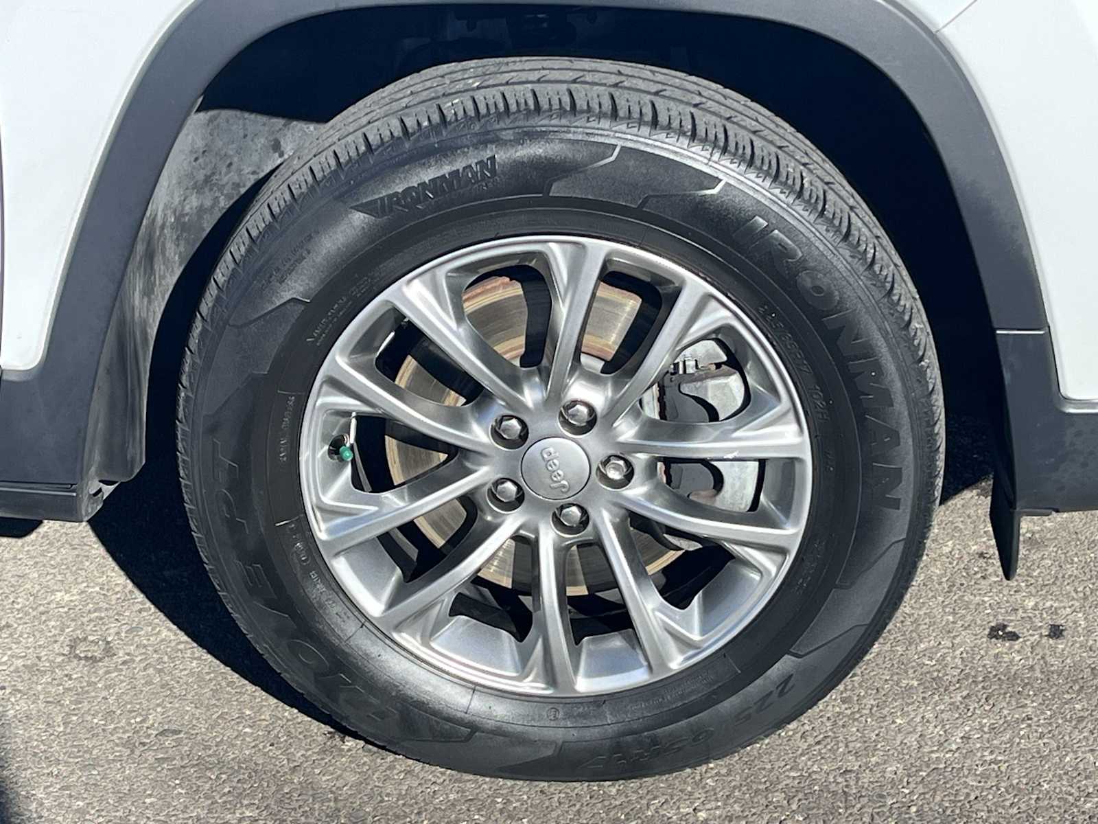 Thumbnail: 2019 Jeep Cherokee - 8