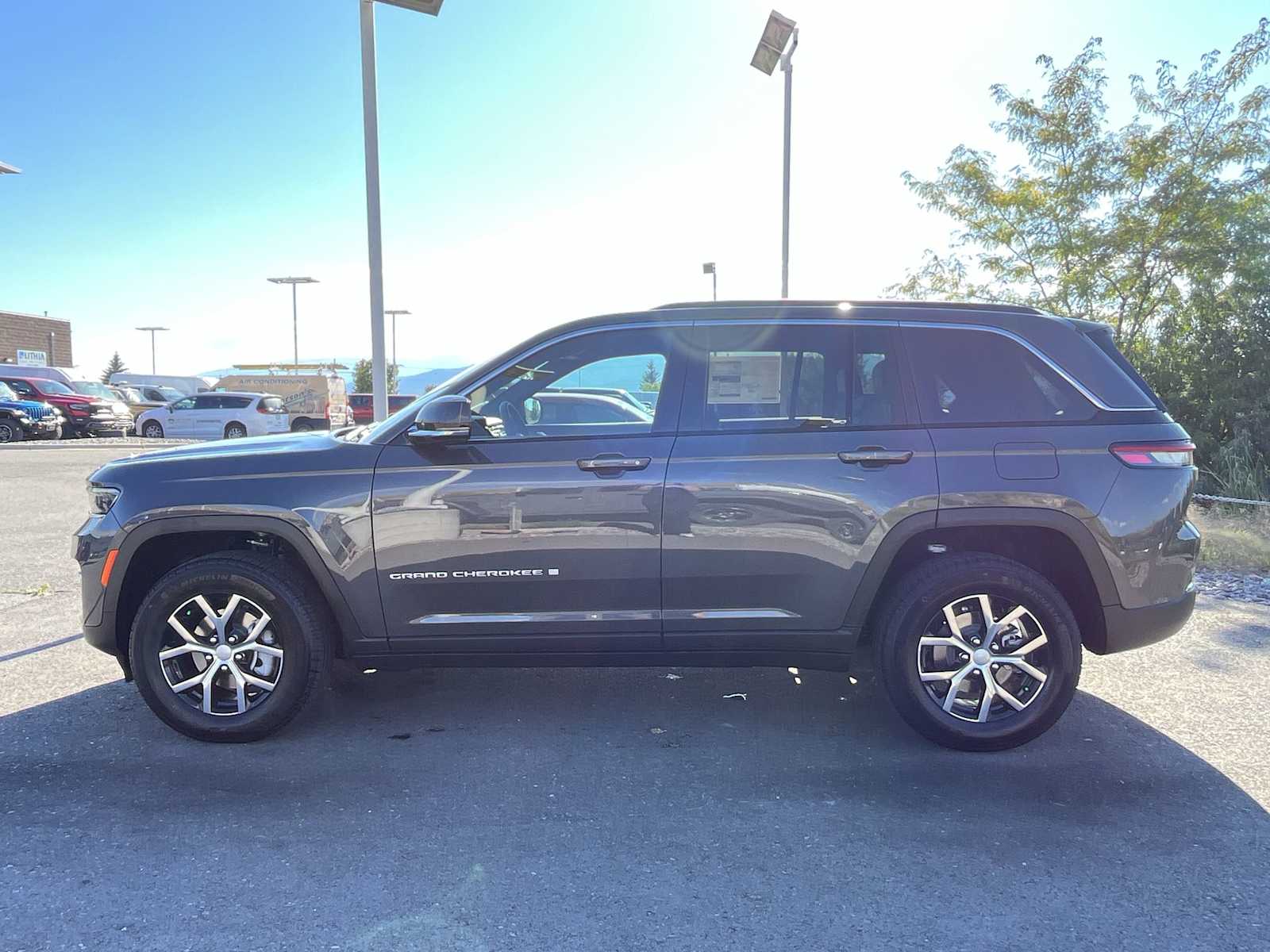 2025 Jeep Grand Cherokee Limited photo 2