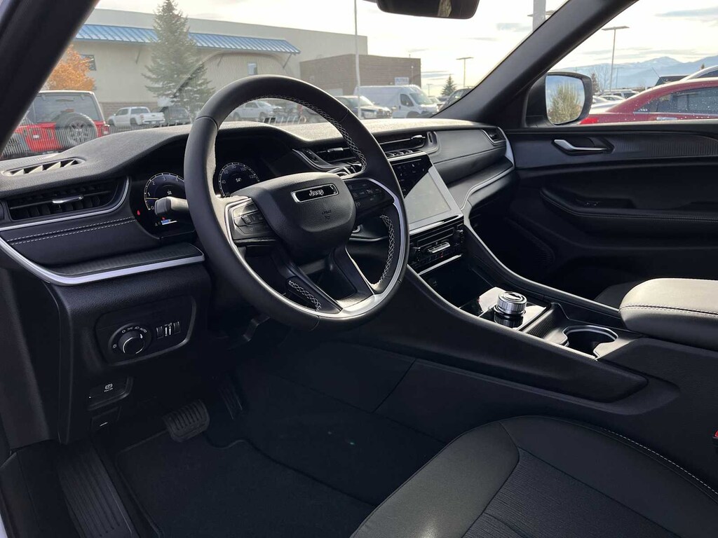 New 2025 Jeep Grand Cherokee LAREDO X 4X4 Sport Utility