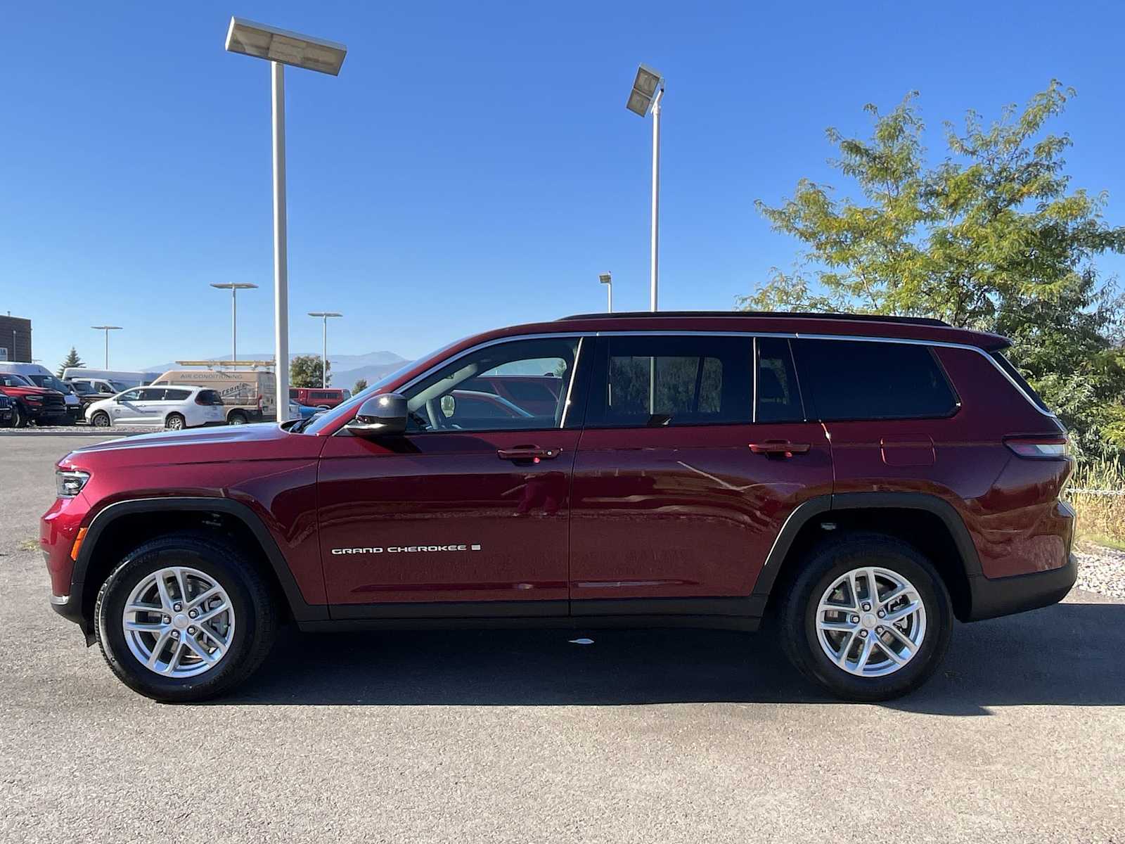 2025 Jeep Grand Cherokee Laredo photo 3