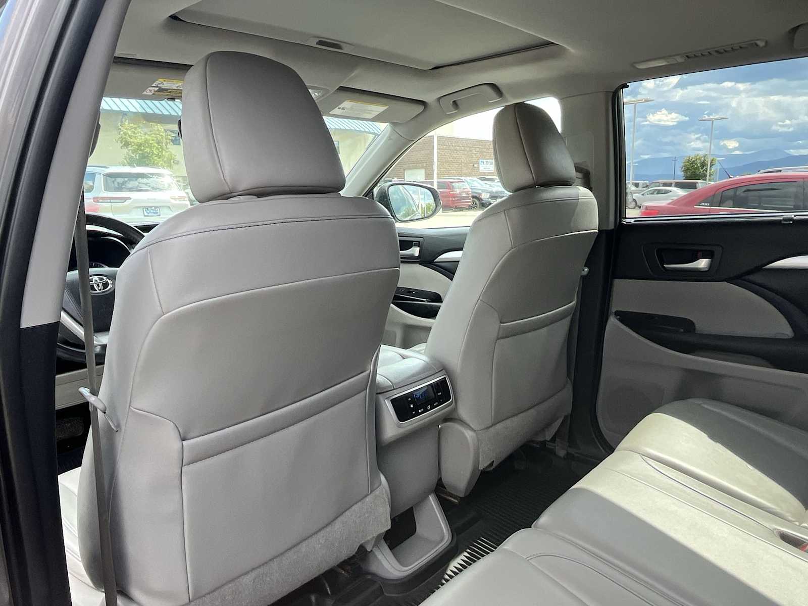 Thumbnail: 2019 Toyota Highlander - 12