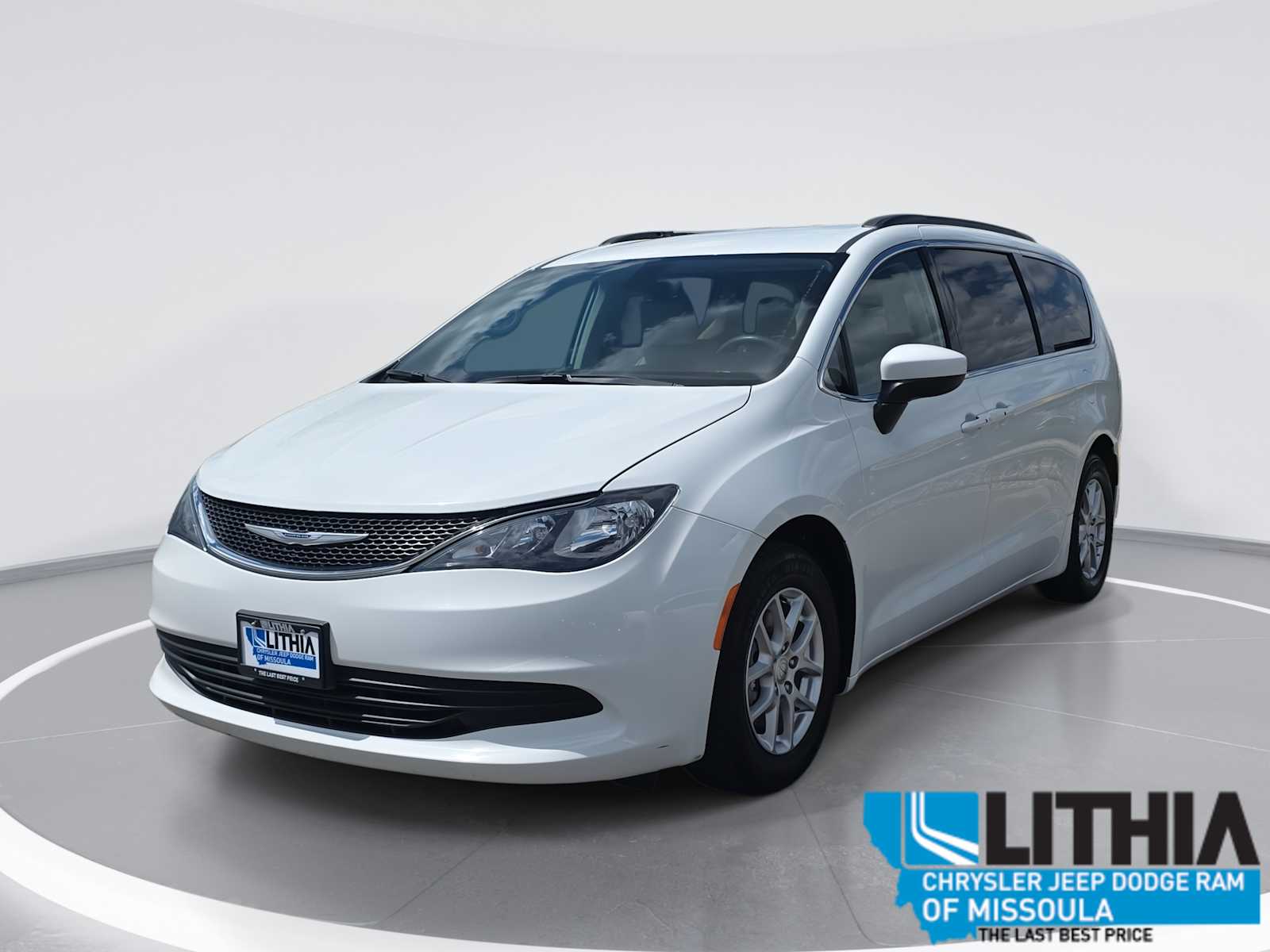 2020 Chrysler Voyager LXI's photo
