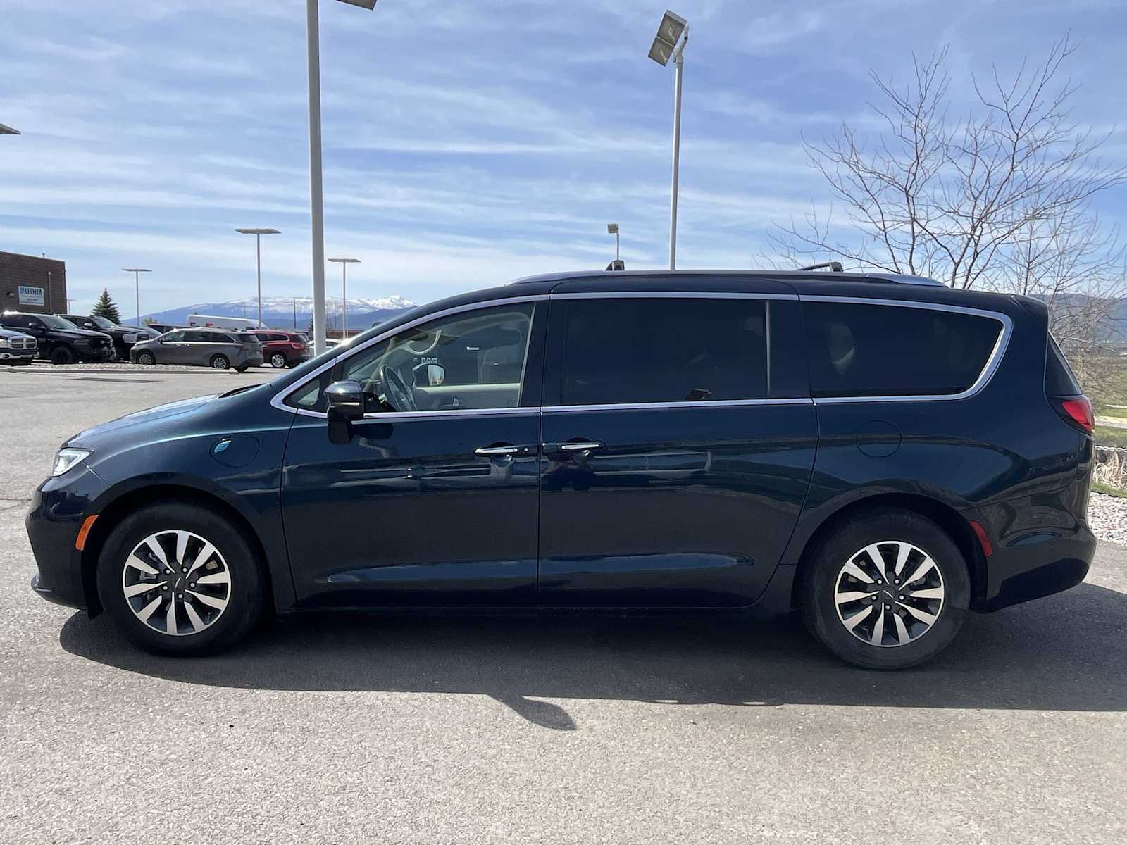 Thumbnail: 2021 Chrysler Pacifica - 3