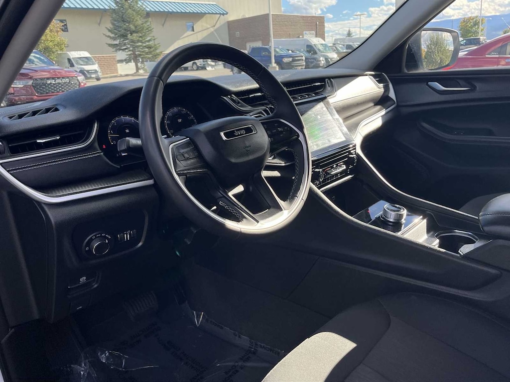 Used 2023 Jeep Grand Cherokee Laredo SUV