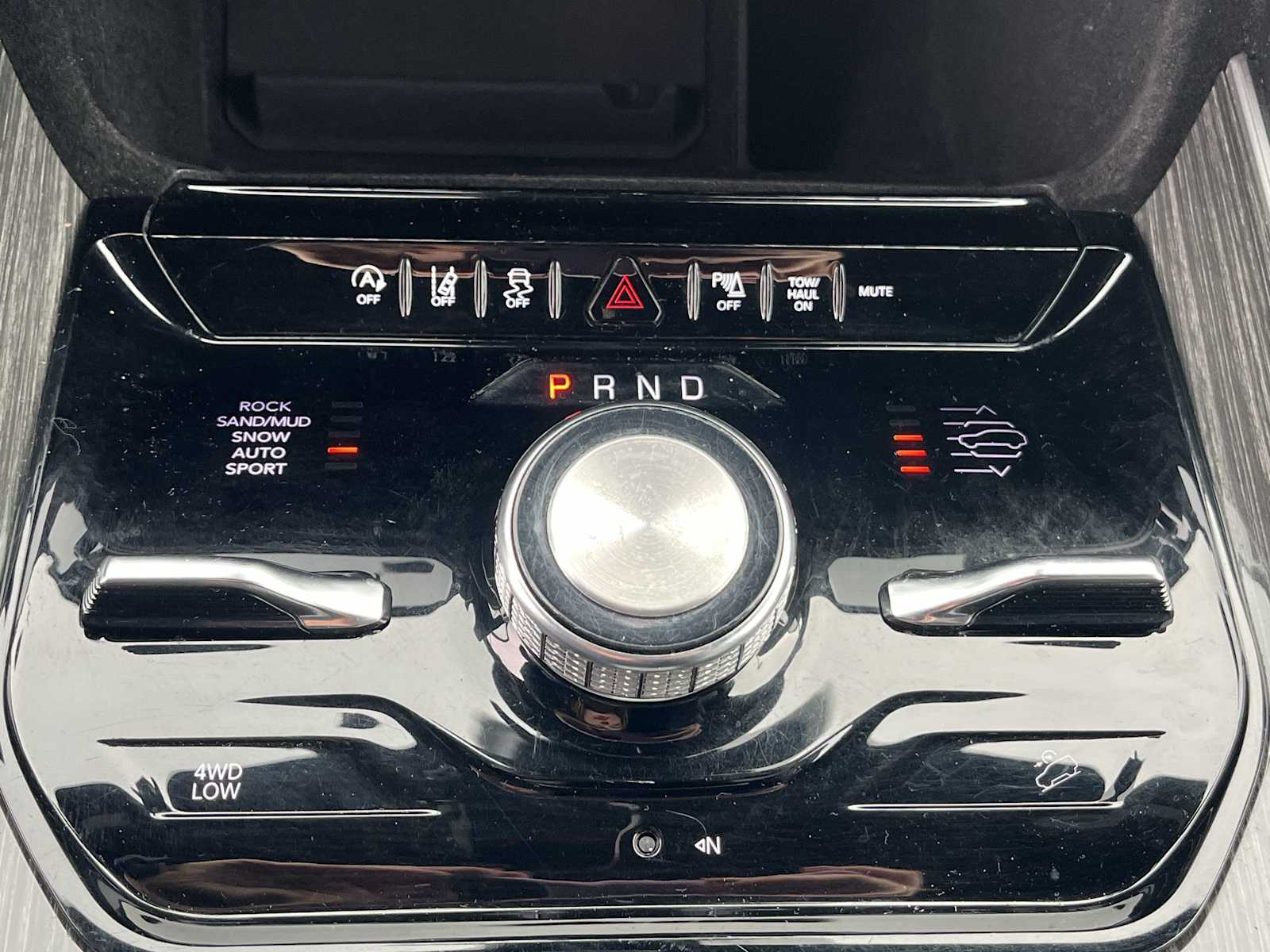 Thumbnail: 2022 Jeep Wagoneer - 17