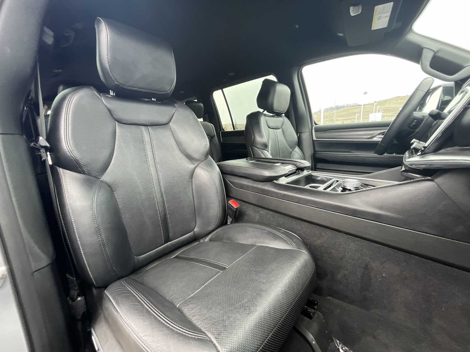 Thumbnail: 2023 Jeep Wagoneer - 14