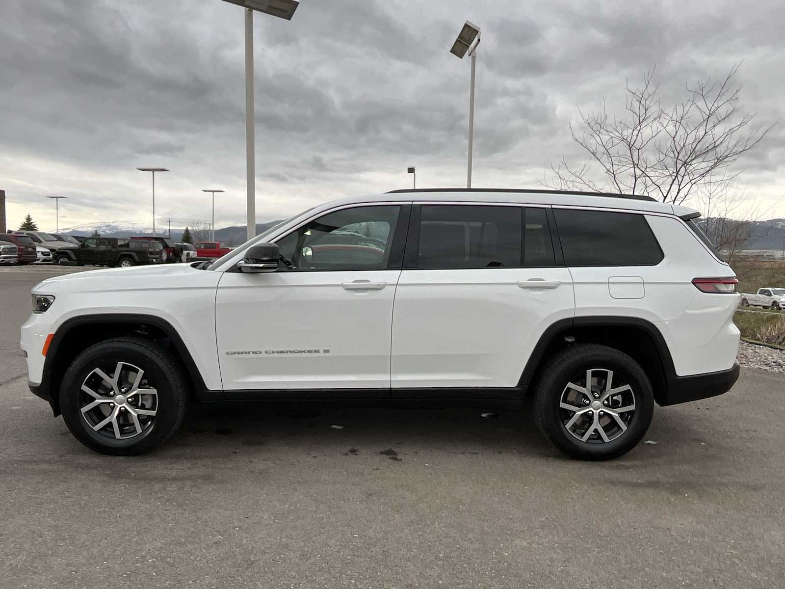 2025 Jeep Grand Cherokee Limited photo 2