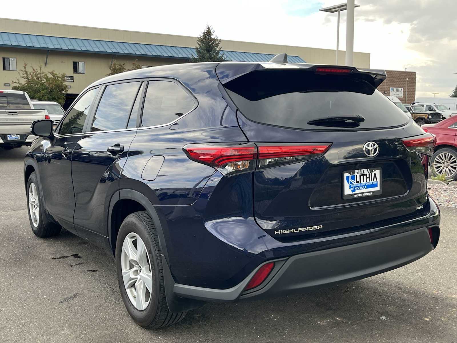 2023 Toyota Highlander L photo 4