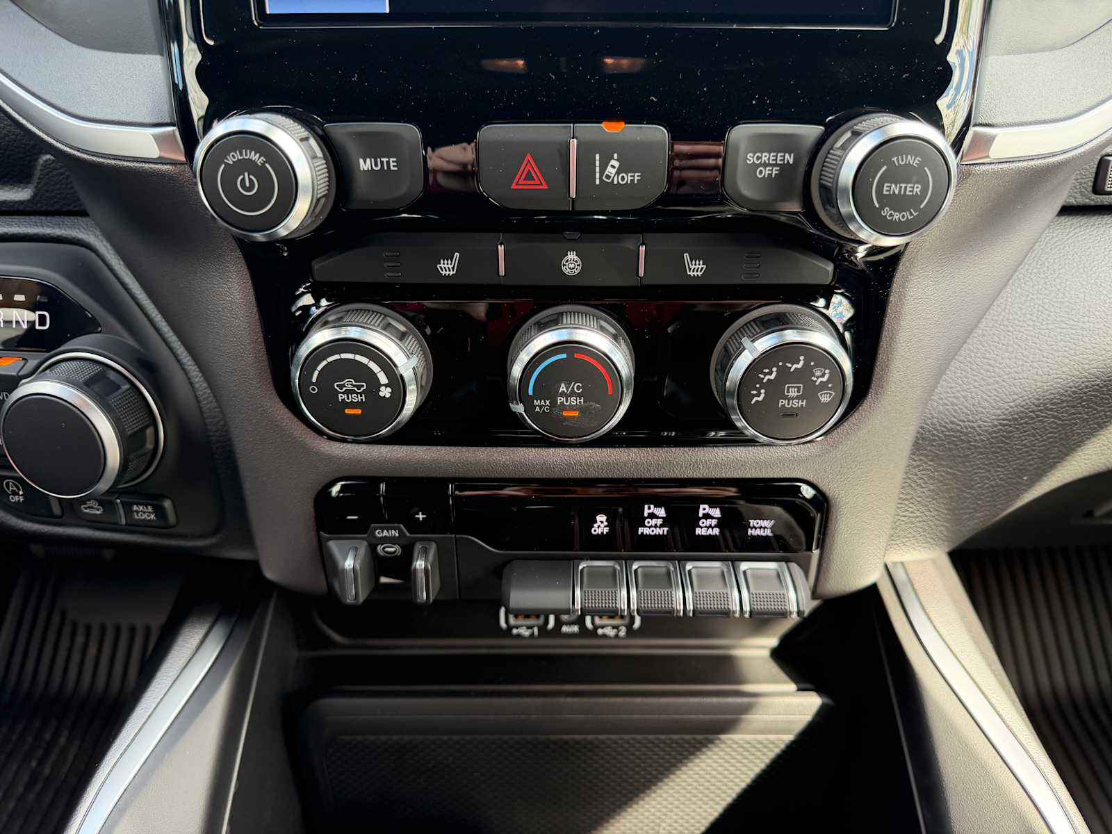 Thumbnail: 2026 RAM 1500 - 17