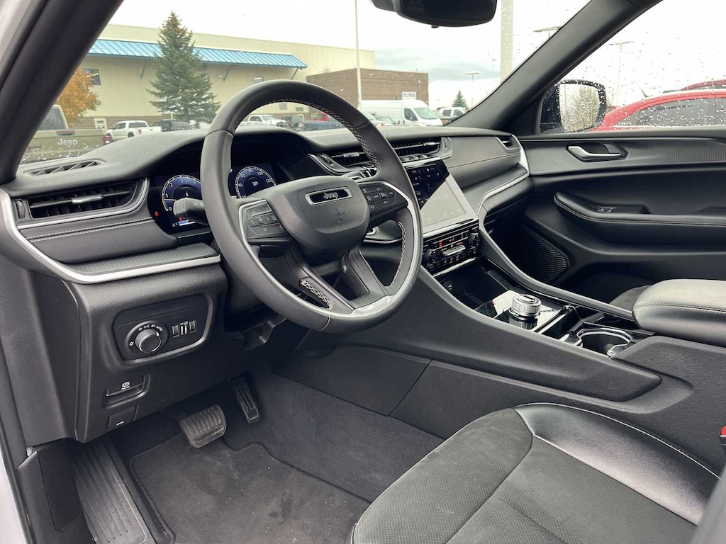 Used 2023 Jeep Grand Cherokee Laredo SUV