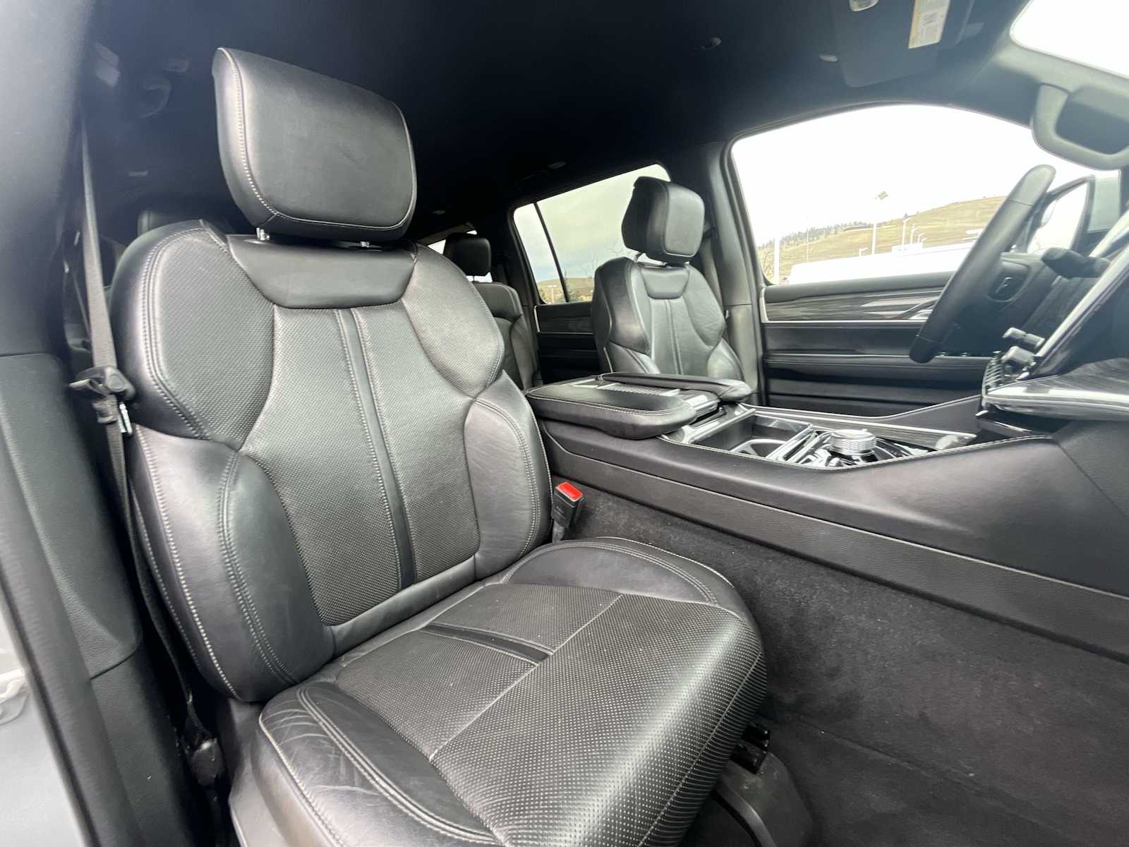 Thumbnail: 2022 Jeep Wagoneer - 14