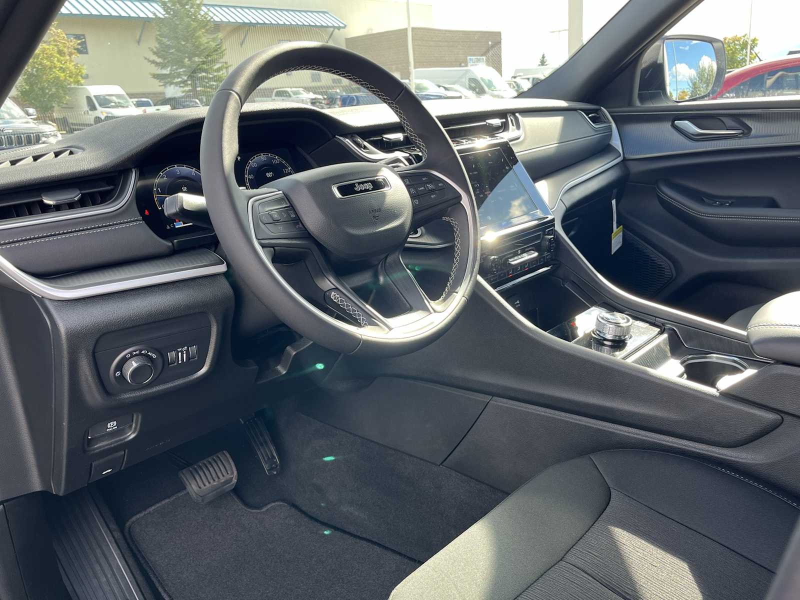 2025 Jeep Grand Cherokee Laredo photo 2