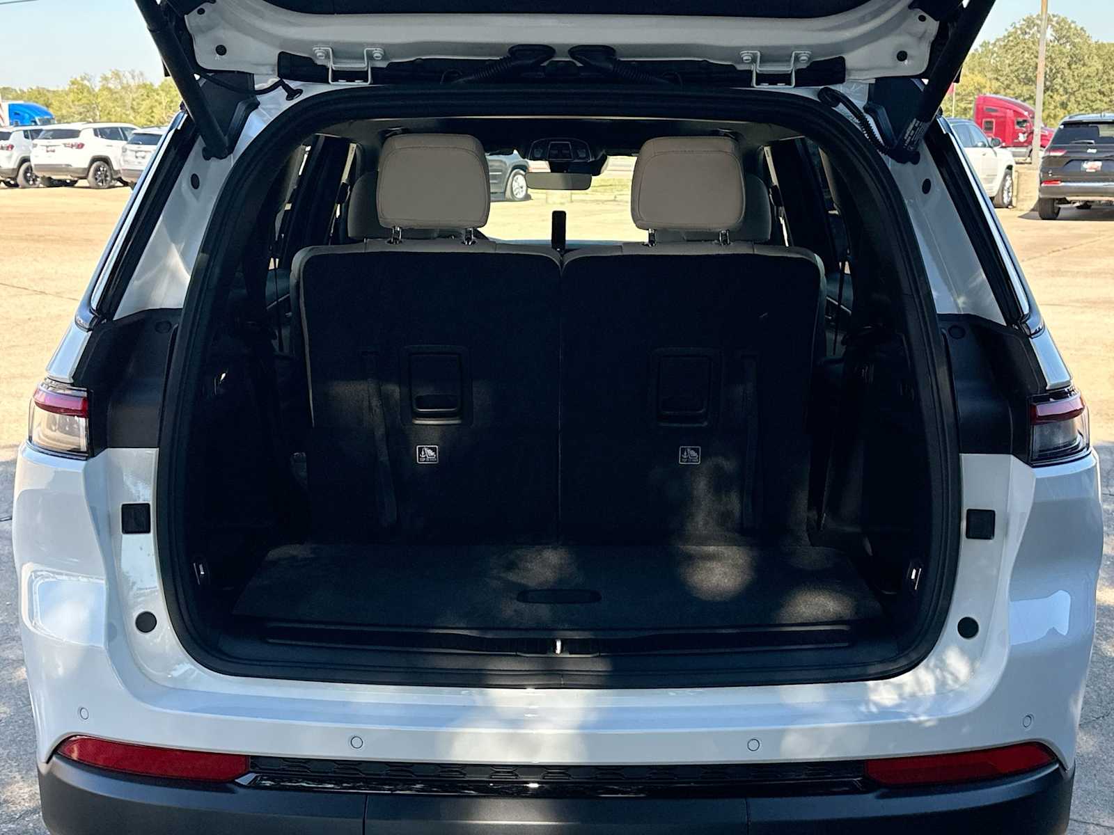 Thumbnail: 2025 Jeep Grand Cherokee - 28