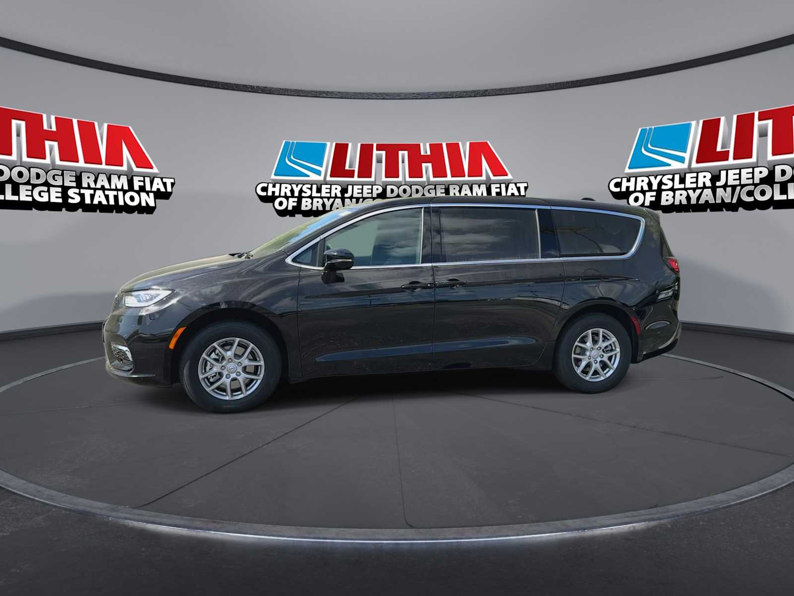 Thumbnail: 2026 Chrysler Pacifica - 4