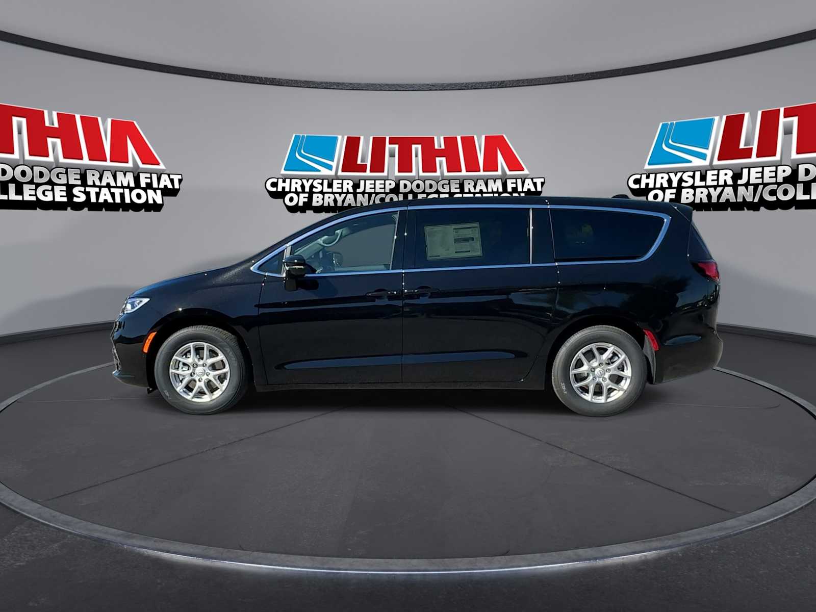 Thumbnail: 2026 Chrysler Pacifica - 5