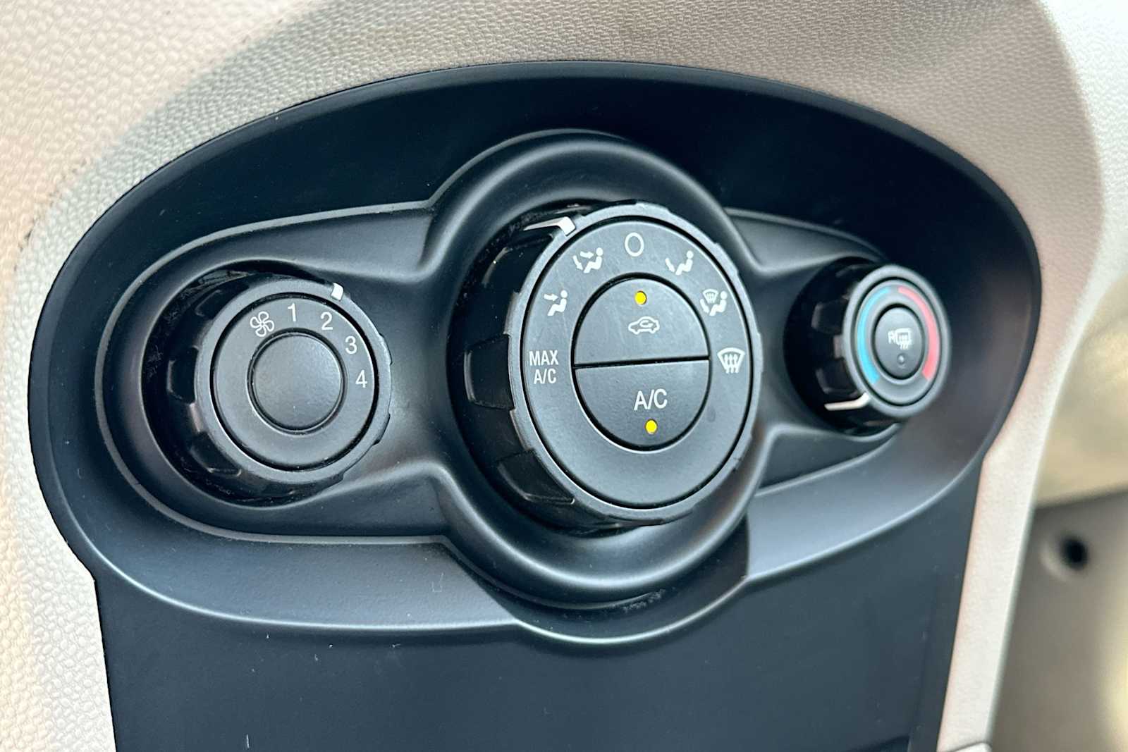 2012 Ford Fiesta S 28