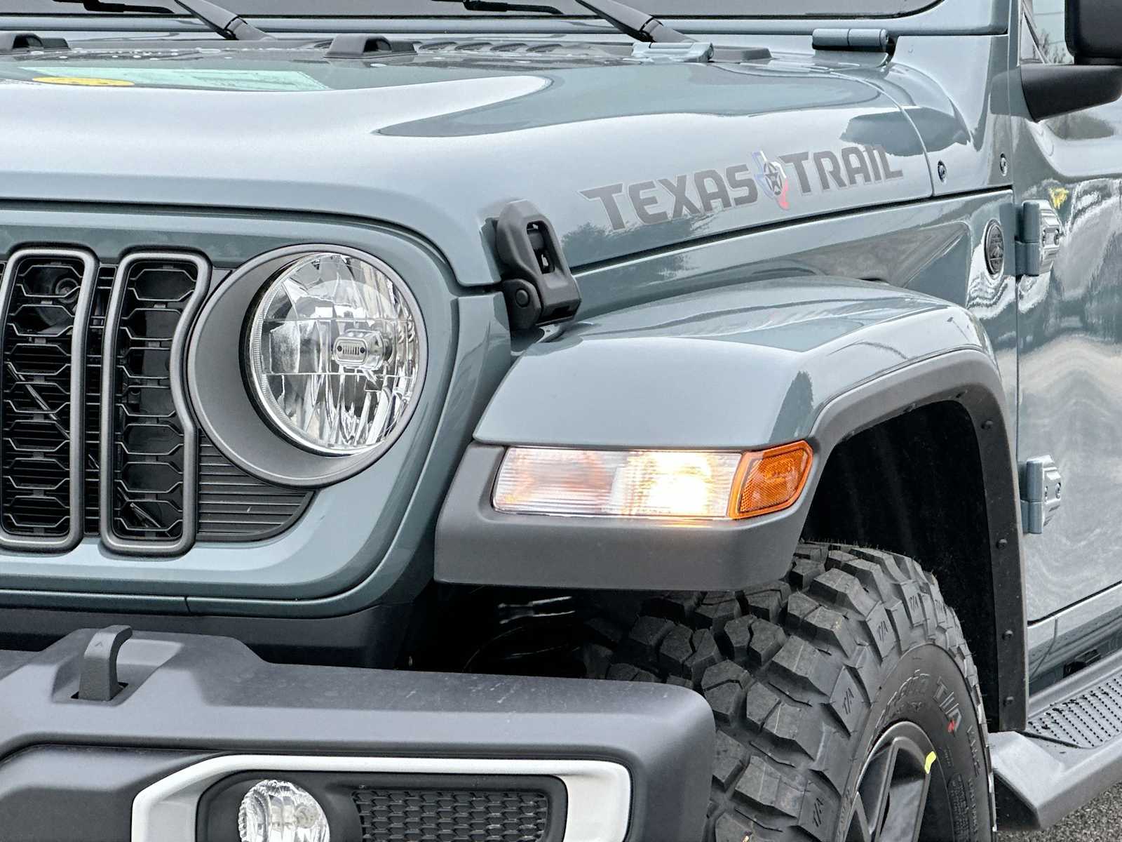 Thumbnail: 2026 Jeep Gladiator - 16