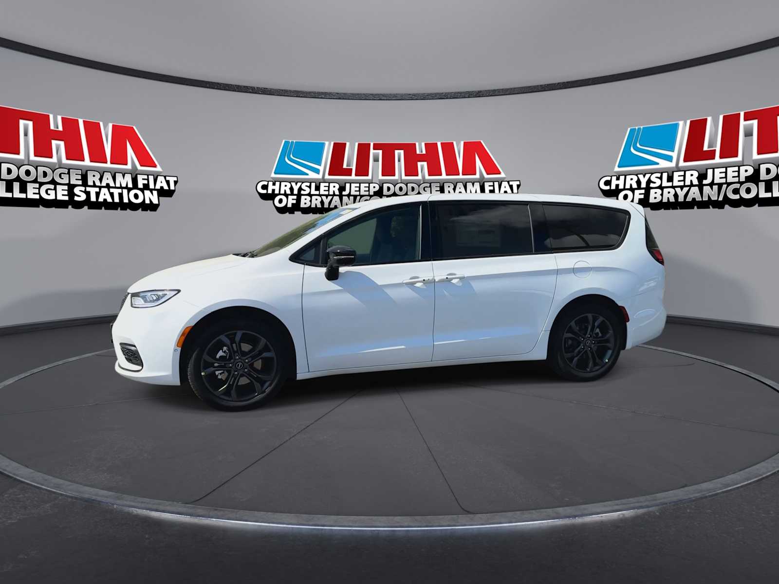 Thumbnail: 2026 Chrysler Pacifica - 4