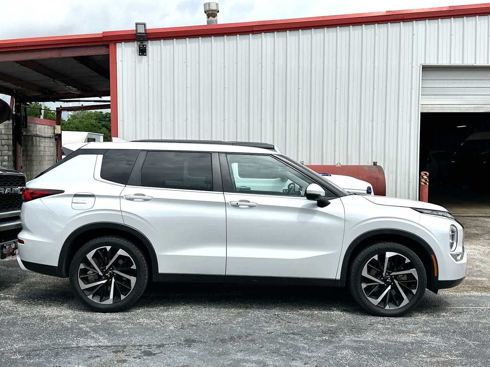 Thumbnail: 2022 Mitsubishi Outlander - 6