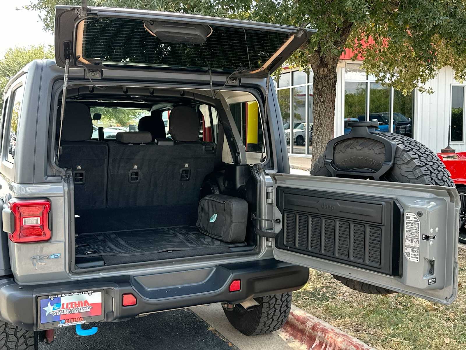 Thumbnail: 2023 Jeep Wrangler - 28