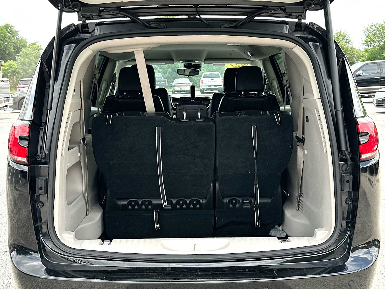 Thumbnail: 2023 Chrysler Pacifica - 28