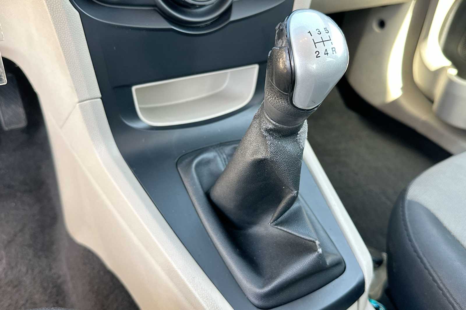 2012 Ford Fiesta S 21
