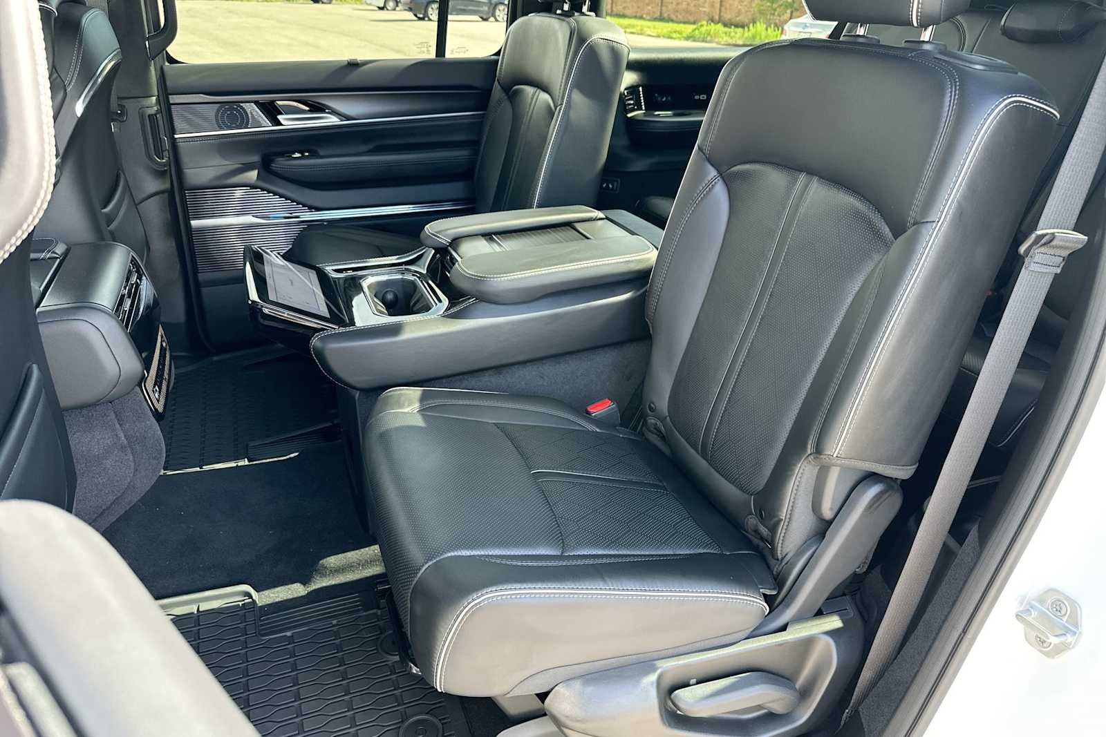 2024 Jeep Grand Wagoneer Obsidian 23
