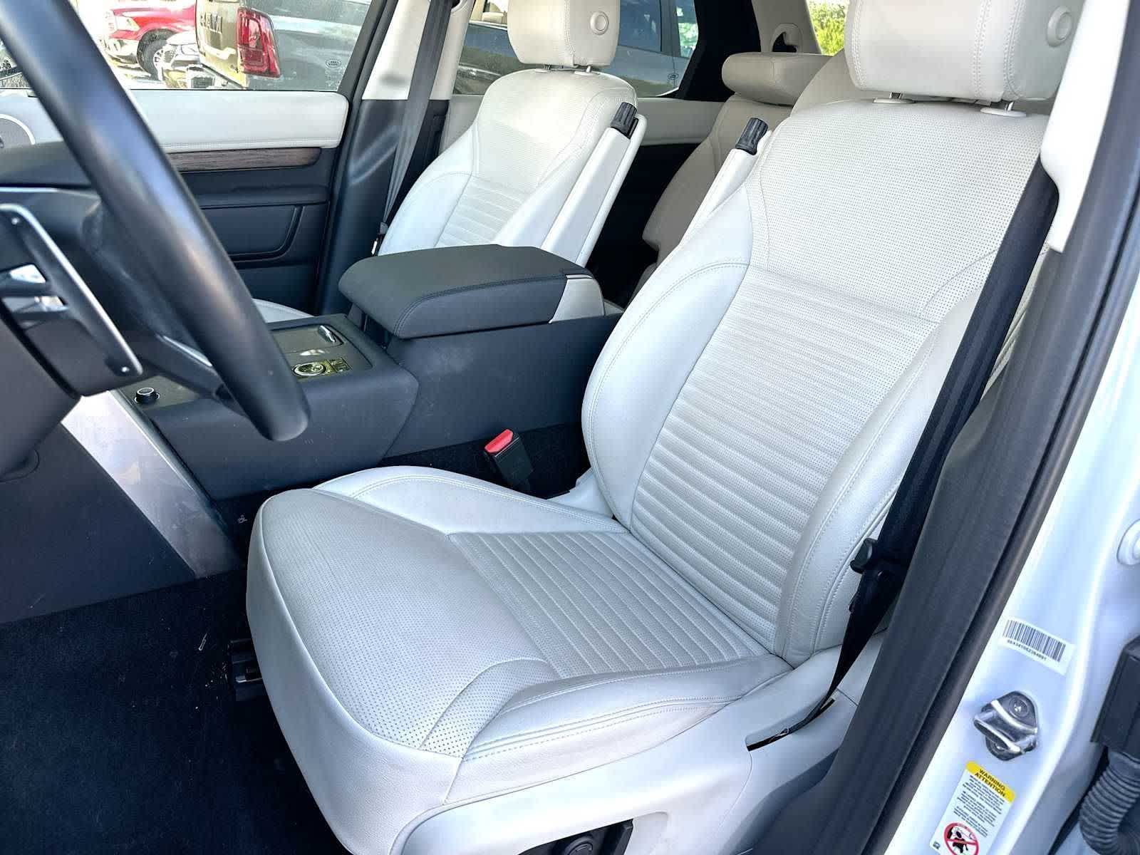 Thumbnail: 2023 Land Rover Discovery - 17