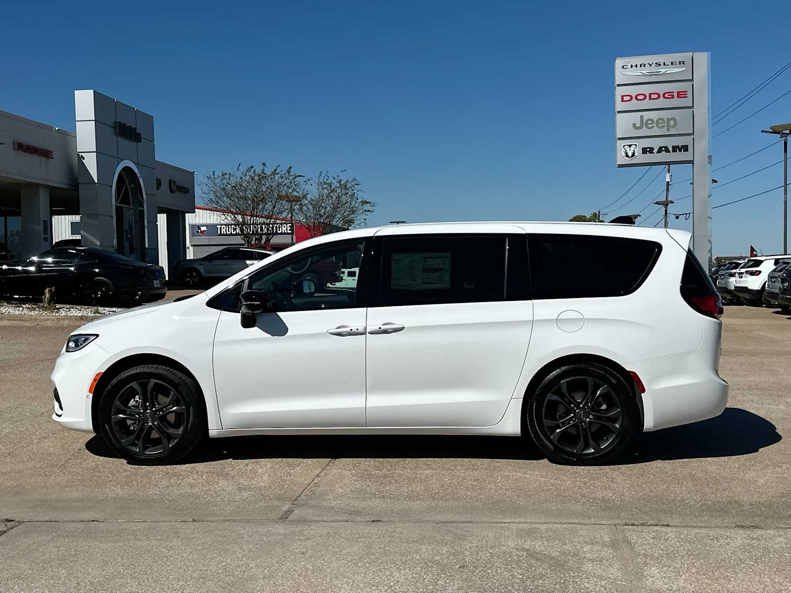 Thumbnail: 2026 Chrysler Pacifica - 12