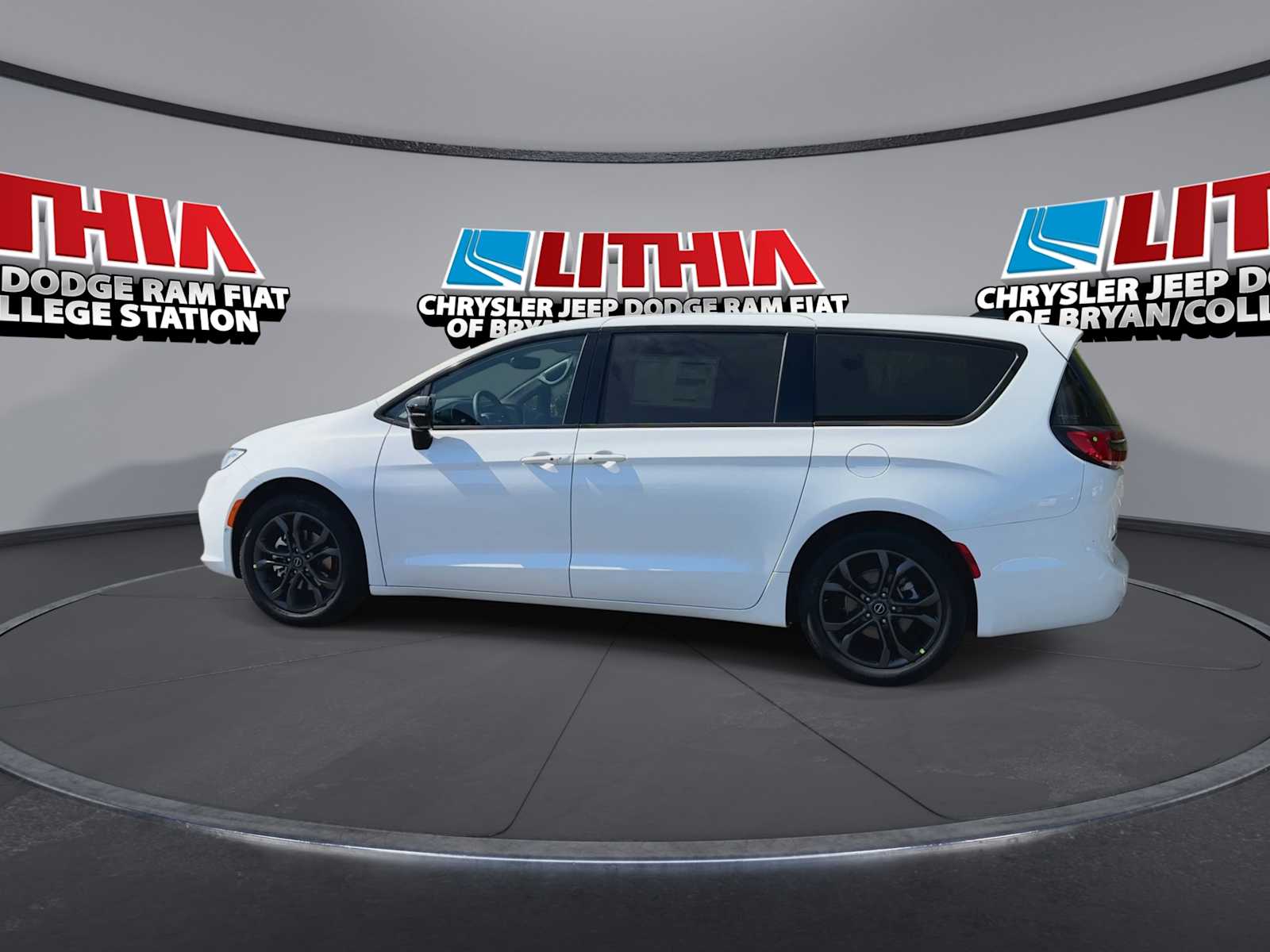 Thumbnail: 2026 Chrysler Pacifica - 5