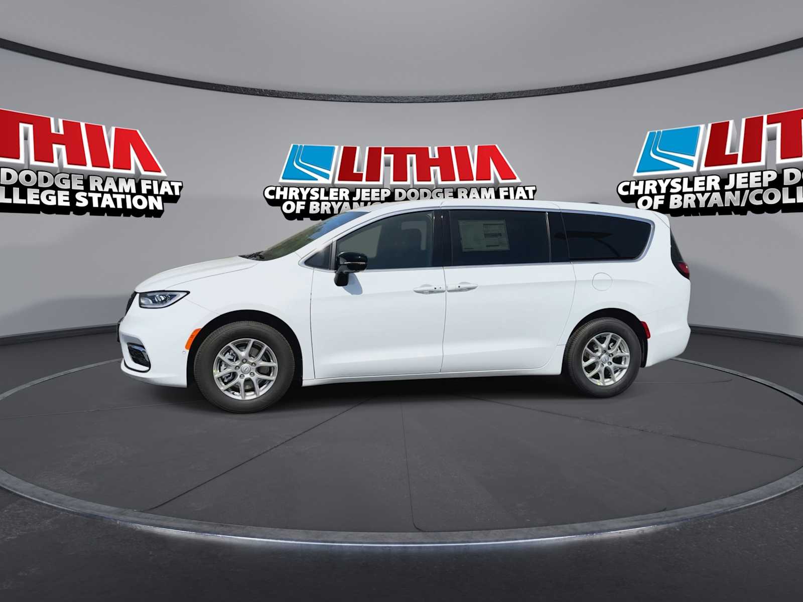 Thumbnail: 2026 Chrysler Pacifica - 4