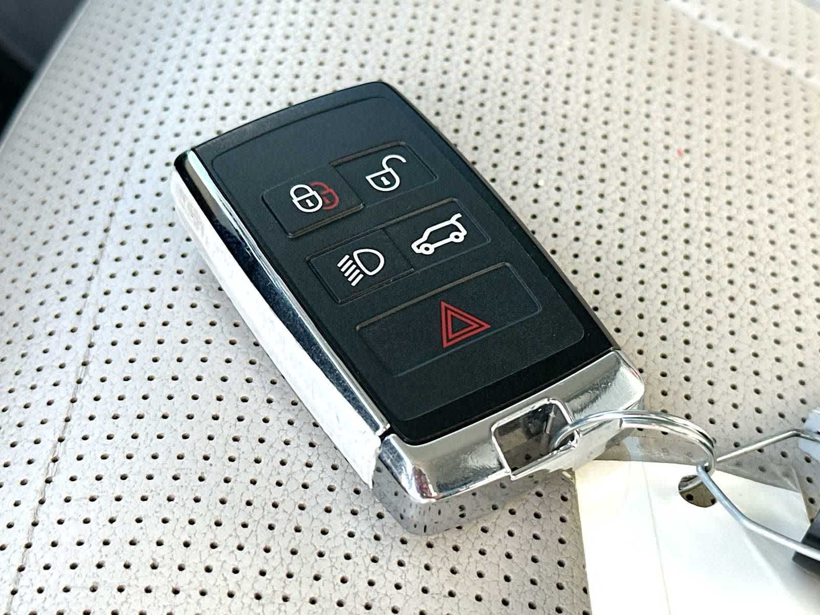 Thumbnail: 2023 Land Rover Discovery - 29