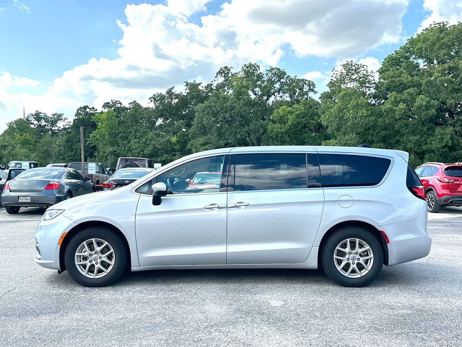 Thumbnail: 2023 Chrysler Pacifica - 12