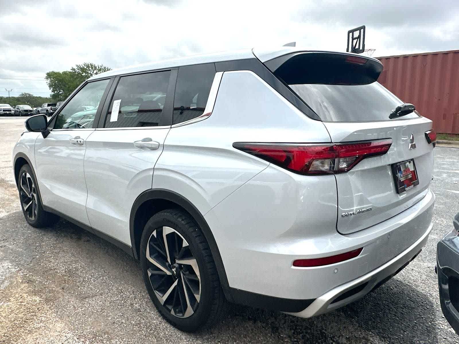 Thumbnail: 2022 Mitsubishi Outlander - 3
