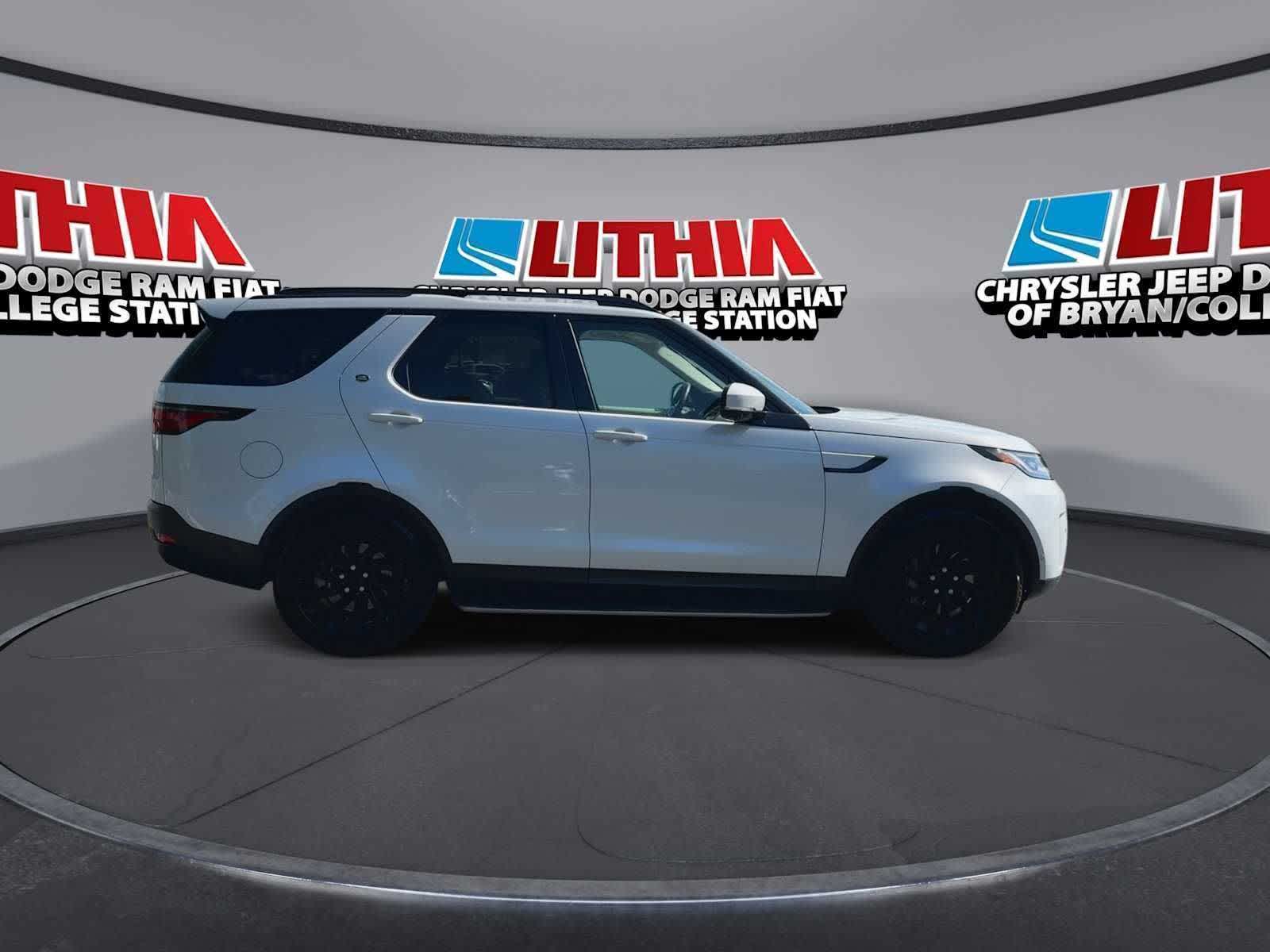 Thumbnail: 2023 Land Rover Discovery - 9