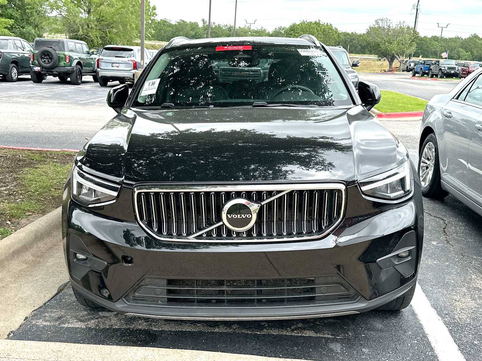 Thumbnail: 2023 Volvo XC40 - 2