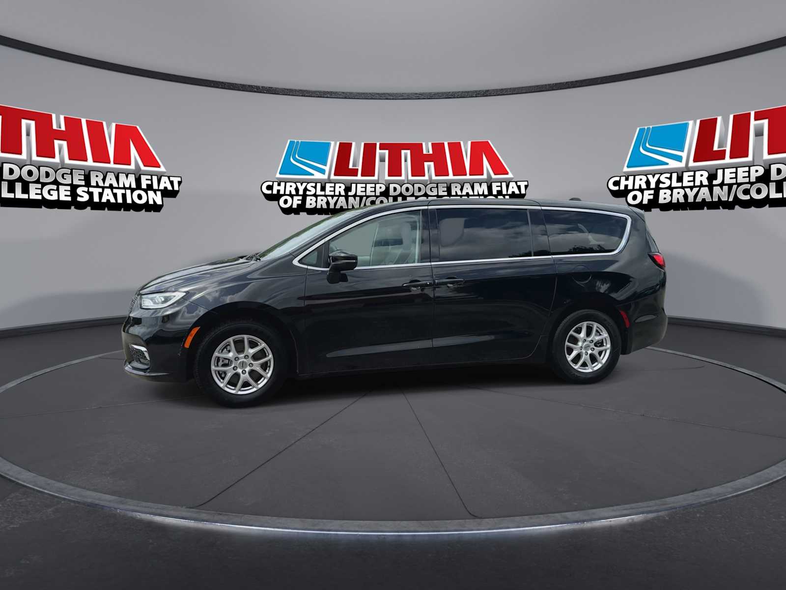 Thumbnail: 2023 Chrysler Pacifica - 4